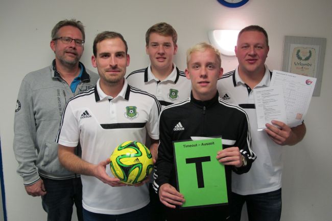 © Schiedsrichterausschuss KFV Westmecklenburg „Futsal-Experte“ Länderübergreifender Erfahrungsaustausch: Dirk Possiwan (li.) vom niedersächsischen Fußballverband referierte in Plate zum Thema „Futsal“ und frischte die Kenntnisse u.a. der Westmecklenburger Schiedsrichter Christian Hermann, Till Greve, Hannes Ventzke und Matthias Krull (v.l.n.r.) auf.