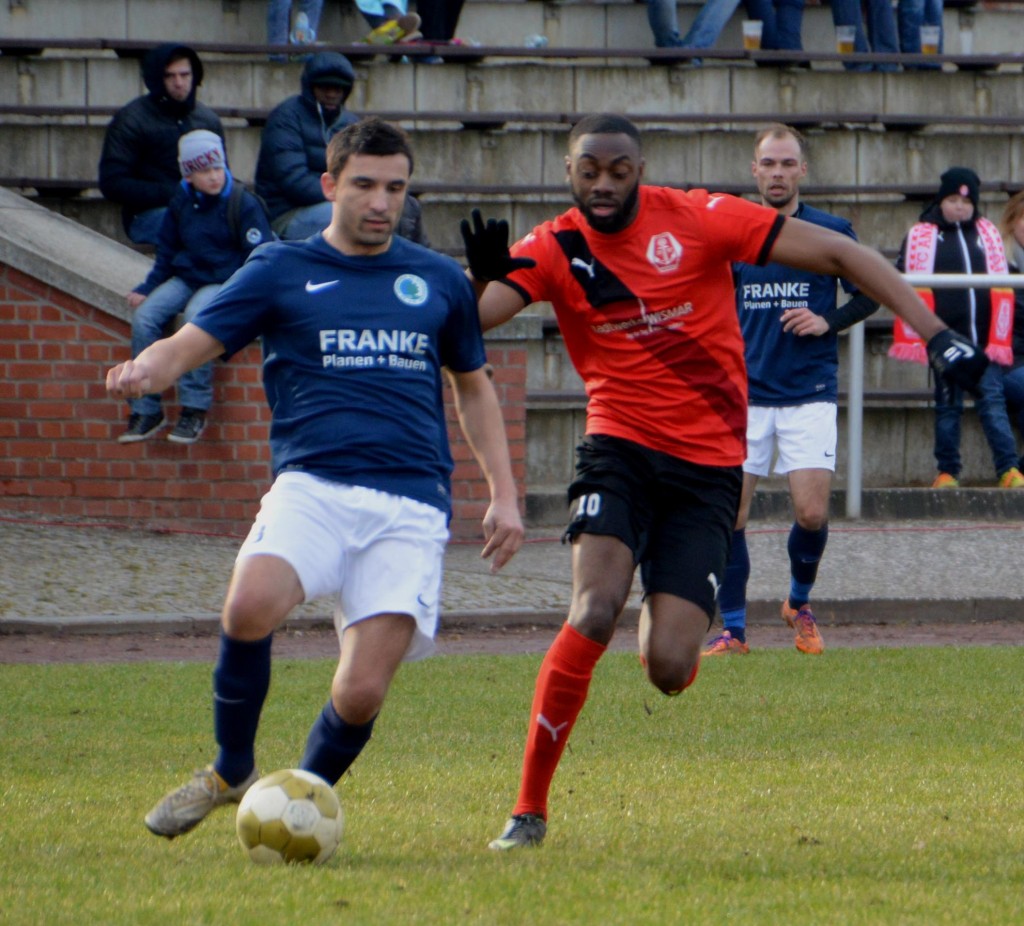 © Lars Krischewski | Abdoul Baraka Traore im Zweikampf
