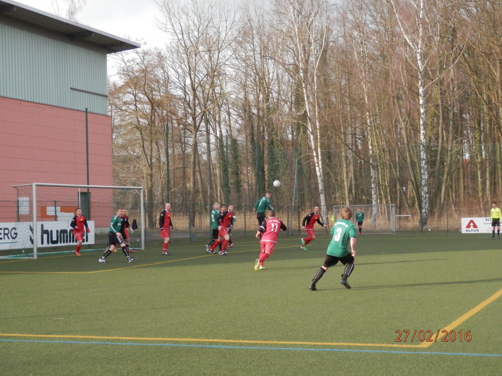 © TSG Warin Schon wieder sehr sattelfest zeigte sich die TSG Warin, hier bei einem Eckball des FC Schönberg, bei der Verteidigung des eigenen Tores.