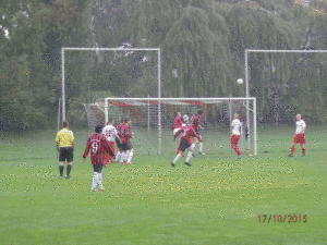 © TG Warin | Es geht wieder los für die TSG Warin mit der Freiluftsaison. Hier eine Szene vor dem Wariner Tor aus der ersten Halbserie, von der packenden emotionsgeladenen Hinrundenpartie am Glammsee gegen SV Blau-Weiß Polz (3:3)