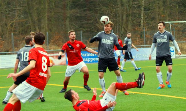 © Andreas Knothe  | Gefahr im Strafraum der Hausherren. Dem FC Anker Wismar ist die Generalprobe gelungen. Die Hansestädter siegten beim TSV Pansdorf mit 6:2