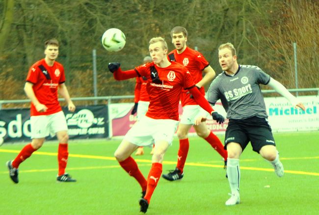© Andreas Knothe  | Neuzugang Marco Schuhmann im Zweikampf. Dem FC Anker Wismar ist die Generalprobe gelungen. Die Hansestädter siegten beim TSV Pansdorf mit 6:2