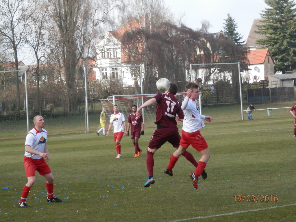 © TSG Warin Packende Zweikämpfe, wie hier am letzten Samstag gegen Dynamo Schwerin mit den Wariner Youngster Paul Apel (rechts) und Patrick Mertins (links), werden auch in den Osterbegegnungen garantiert sein.