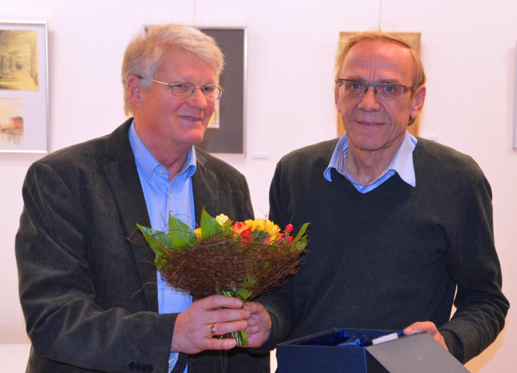 ©Bernhard Knothe Wilfried Rohloff (FC Schönberg 95, rechts) wird mit dem Ehrenamtspreis des Kreisfußballverbandes Schwerin-Nordwestmecklenburg ausgezeichnet. Die Auszeichnung übergab der Ehrenamtsbeauftragte des KFV, Hans-Joachim Jantzen.