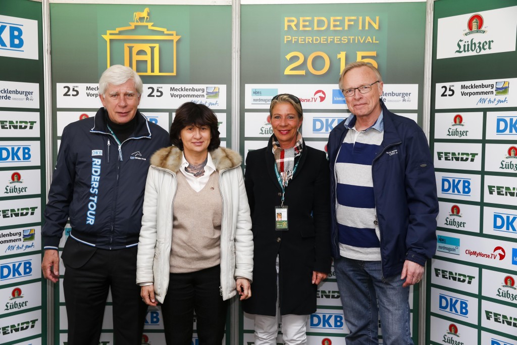 © Thomas Hellmann | Die Veranstalter des CSI Redefin - Paul und Bettina Schockemöhle sind gern Gastgeber der Young Riders Academy, hier  durch Selektor Sven Holmberg (r.) und Direktorin Elena Ottaviani (2.v.li.) vertreten. 
