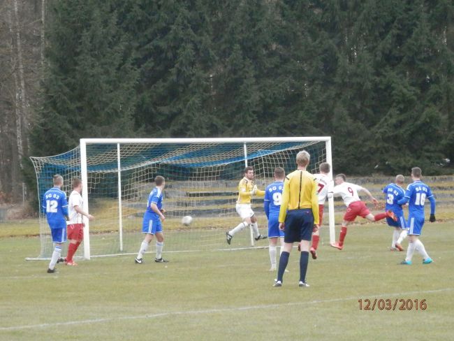 © U.Kolbusa | Mit wuchtigem Kopfball versenkte Patrick Wichman (9) hier den Eckball von Tobias Becker zur zwischenzeitlichen 0:1 (54.) Führung für das Gästeteam aus Warin