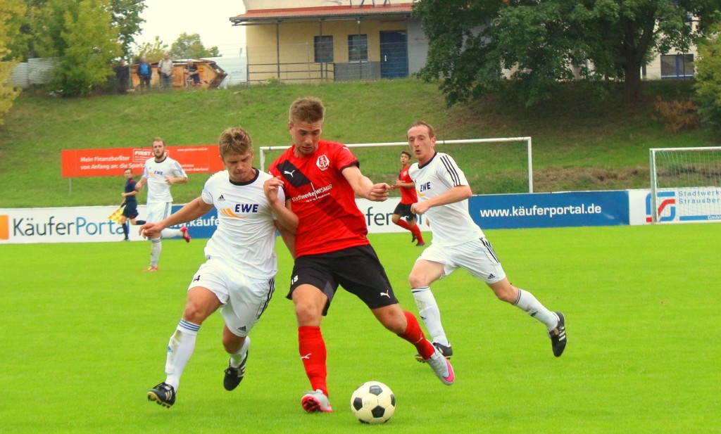 © Andreas Knothe | Im Hinspiel Sebastian Schiewe im Zweikampf