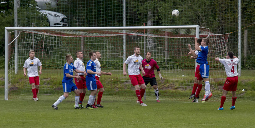 © TSG Warin | Auf solche prickelnden Strafraumszenen, wie hier im spannenden Vergleich der Hinrunde am Glammsee mit der SG Ludwigslust/Grabow (1:1), werden die TSG Fans noch ein klein wenig warten müssen. In der Bildmitte Innenverteidiger Jano Stapelmann und TSG Schlussmann Philipp Schröder