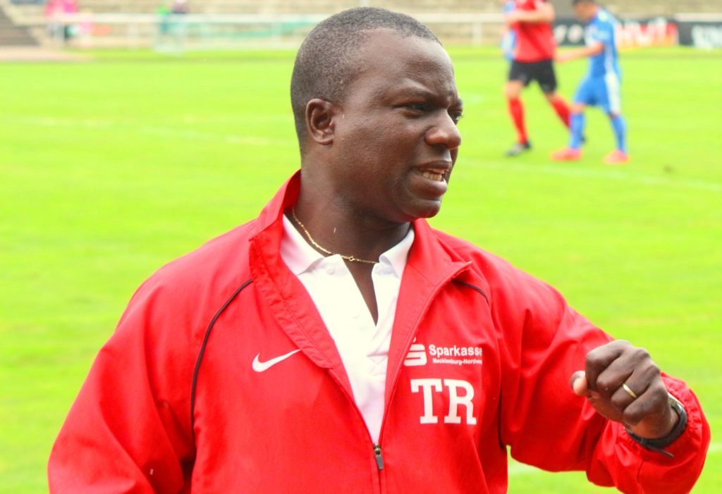 © FC Anker Wismar Ankertrainer Christiano Dinalo Adigo ist im Spiel immer sehr kritisch mit seiner Elf