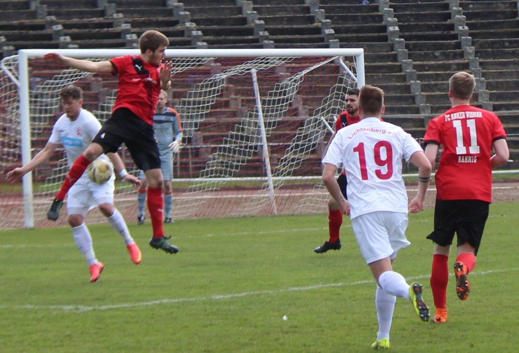 © Bernhard Knothe | Marco Bode beim Abwehrversuch