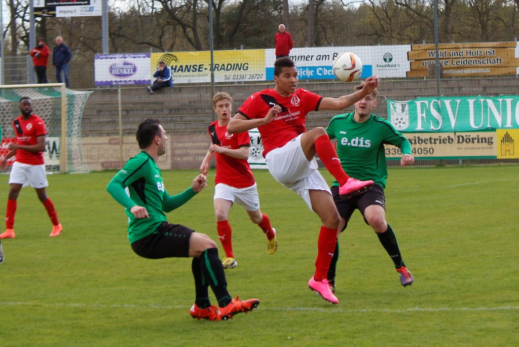 © Andreas Knothe | Thomas Kenneth Eze im Zweikampf. Der Stürmer hatte im ersten Durchgang eine Großchance, doch der Ball flog am Kasten vorbei. Am Ende unterlag das Ankerteam beim FSV Union Fürstenwalde mit 0:2