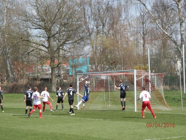 © TSG Warin | Warin hier mit einer ihrer vielen Offensivaktionen im gegnerischen Strafraum. Der gute Lübzer Keeper Martin Nique konnte den Ball hier wohl gerade noch, trotz Proteste der TSG Mannschaft, auf der Torlinie parieren