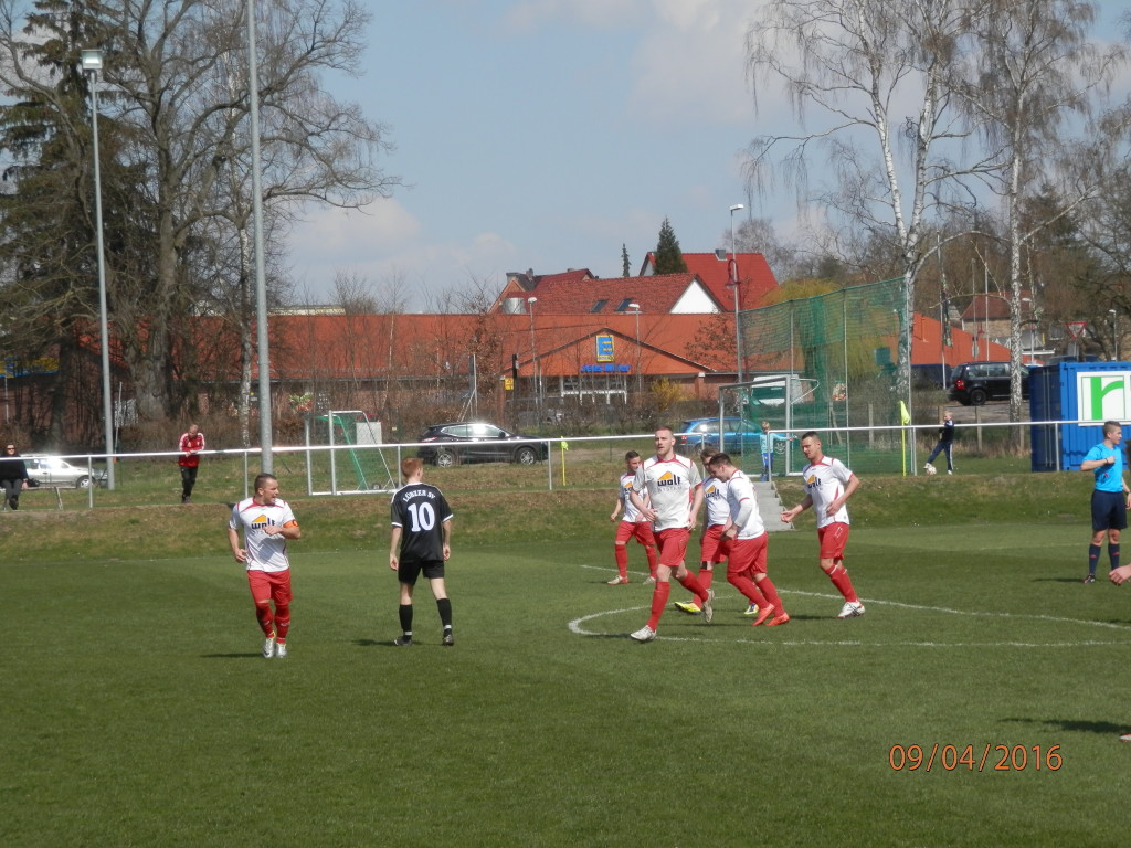 © TSG Warin Gerade hatte, der zuletzt gut in Form spielende Wariner Innenverteidiger Jano Stapelmann (Bildmitte) die 1:0 Führung für die TSG im Spiel am vergangenen Samstag gegen Lübz (2:0), per Kopf erzielt. Auch sichtliche Freude über den Treffer bei Mannschaftskapitän Marcel Manns (links).