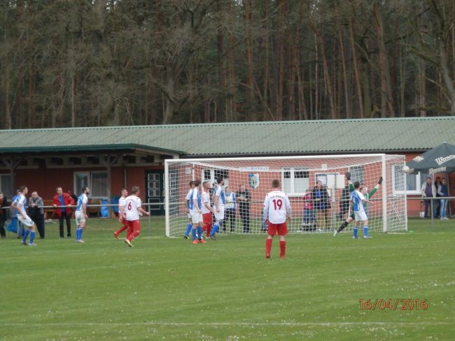 © TSG Warin | Oftmals bei Standards wirkte die TSG Mannschaft im Polzer Waldstadion sehr torgefährlich. Hier ging ein Freistoß von Tobias Becker nur knapp am rechten Torpfosten vorbei
