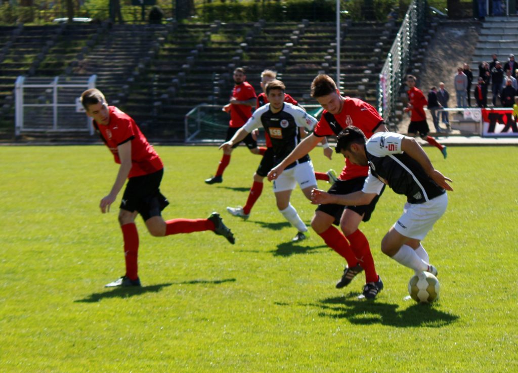 © Bernhard Knothe | Philipp Ostrowitzki klärt hier den Ball. Im Heimspiel gegen den Brandenburger SC kam der FC Anker Wismar nicht über ein 0:0 hinaus.