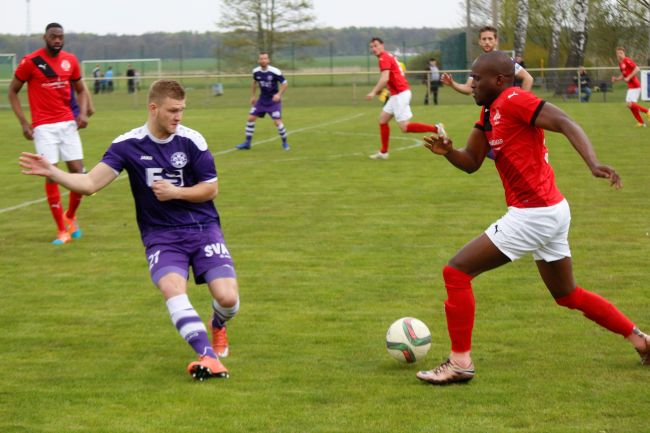 © Andreas Knothe | Ivanir Pais Rodrigues bereitete das 1:0 durch Abdoul Baraka Traore vor. Am Ende siegte der FC Anker Wismar beim SV Altlüdersdorf mit 4:0