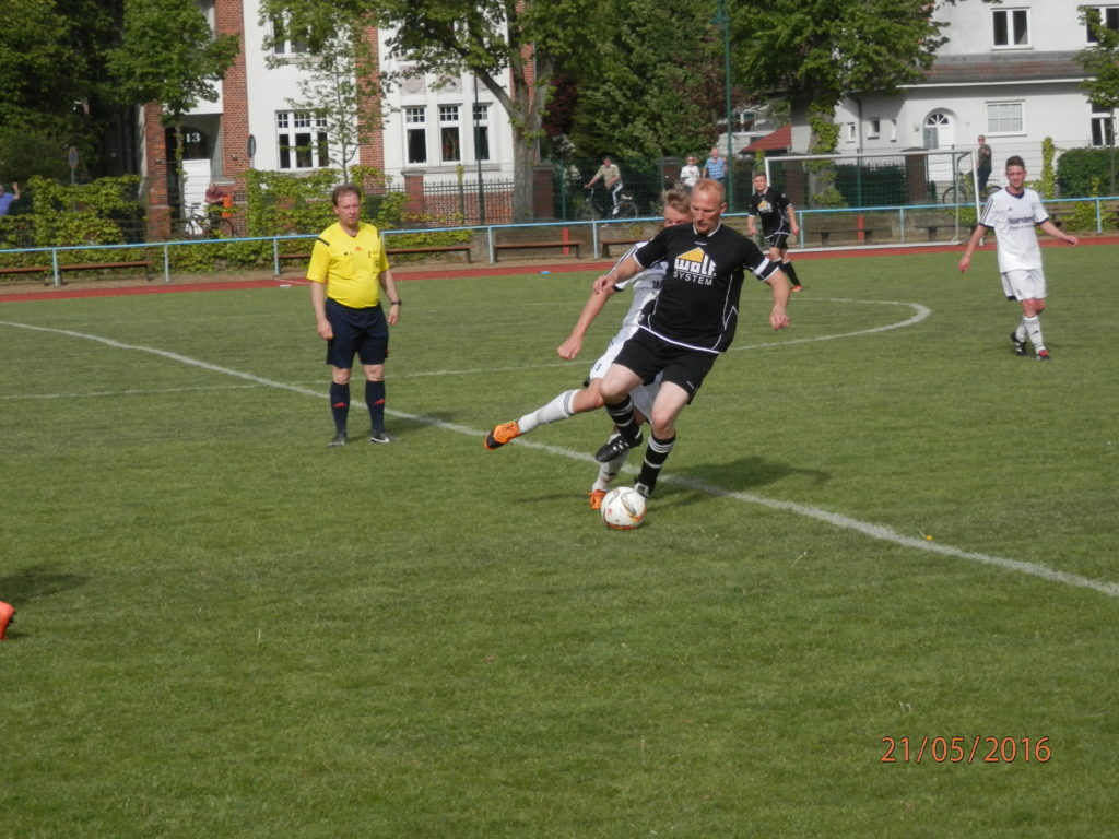 ©Uwe Kolbusa Eine Partie, spielerisch nicht so anspruchsvoll, aber mit vielen kämpferisch temperamentvoll geprägten Aktionen. Hier mit dem Wariner Mannschaftskapitän Patrick Mertins bei der Ballbehauptung, Torschütze zum zwischenzeitlichen 1:1. Dahinter auf Ballhöhe Schiri Rusche (Schwaan).