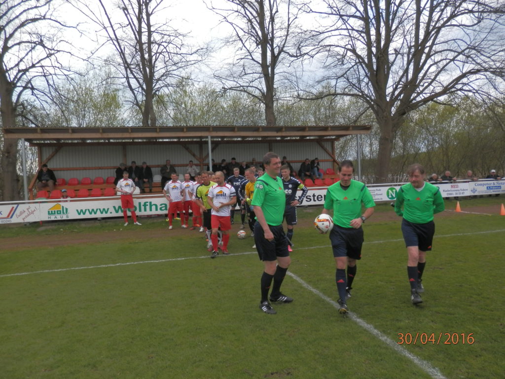 © TSG Warin  Am Schiedsrichtergespann lag es zuletzt nicht, die 1:3 Heimpleite gegen Dassow hatte andere Gründe. Hier führte der aufmerksame Schiri Christian Allwardt die Mannschaften aufs Spielfeld. 