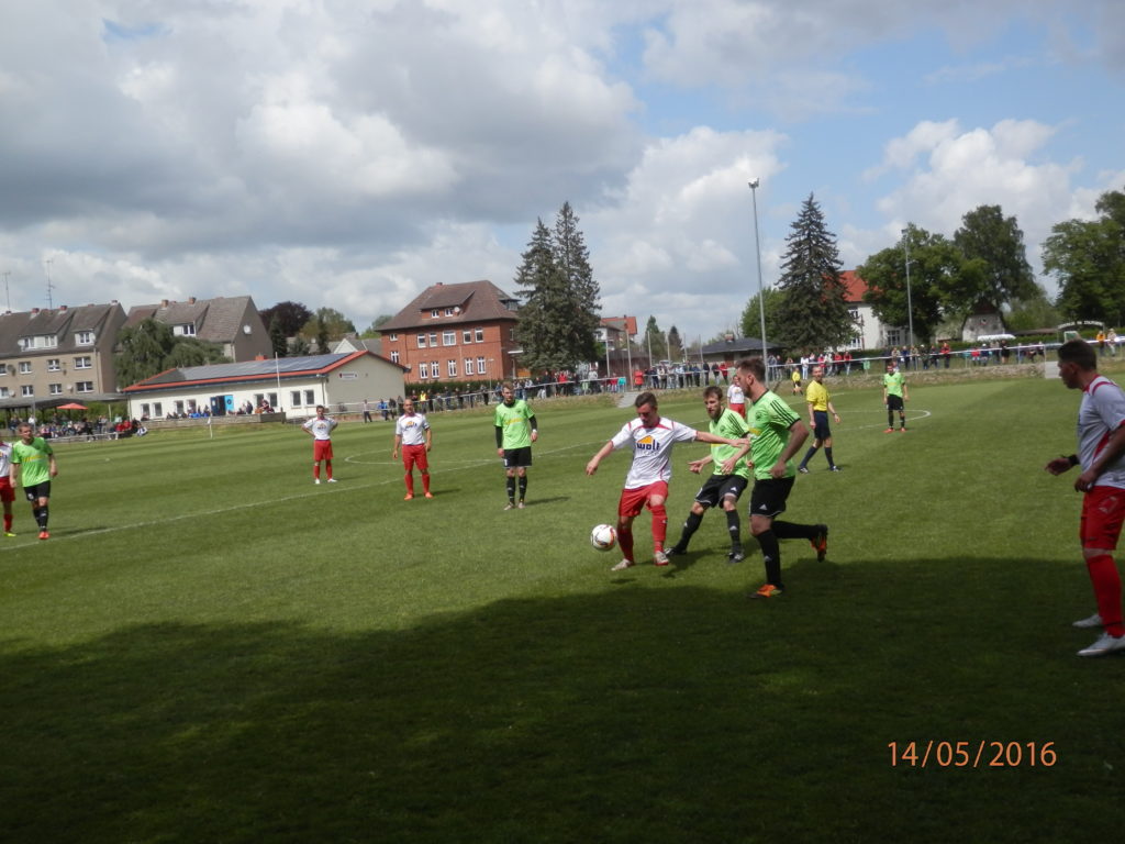 © TSG Warin Spielerische Akzente sah man bei den Gastgebern fast nur in der Anfangsphase des Spieles. Hier sieht sich Mittelfeldspieler Sascha Zimmermann gleich von zwei Gegenspielern attackiert. Im Hintergrund beobachten die Wariner Christoph Habl und Matthias Schmidt, sowie der aufmerksame Schiri Stefan Beyer, die Aktion.