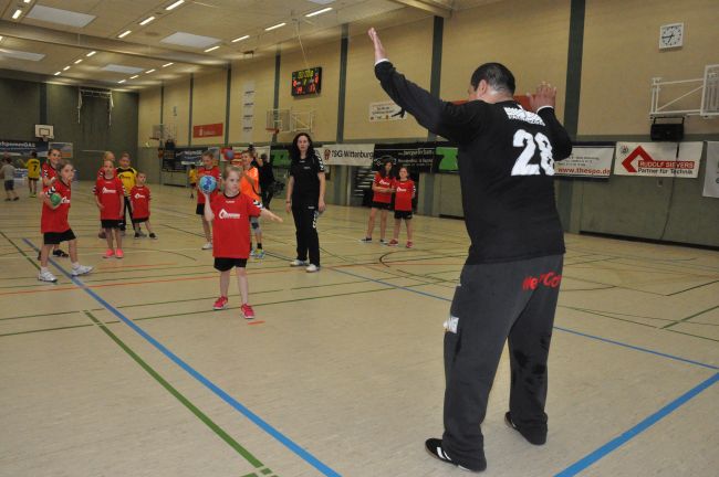 © Barbara Arndt | Fast alle kleinen TSG-Handballerinnen überzeugten am Siebenmeter-Punkt gegen Profi-Keeper Ariel Panzer