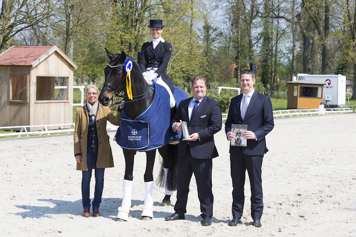 ©  Hellmann | Sandra Nuxoll gewinnt mit Destiny die Qualifikation zum Nürnberger Burg-Pokal beim Pferdefestival Redefin. 