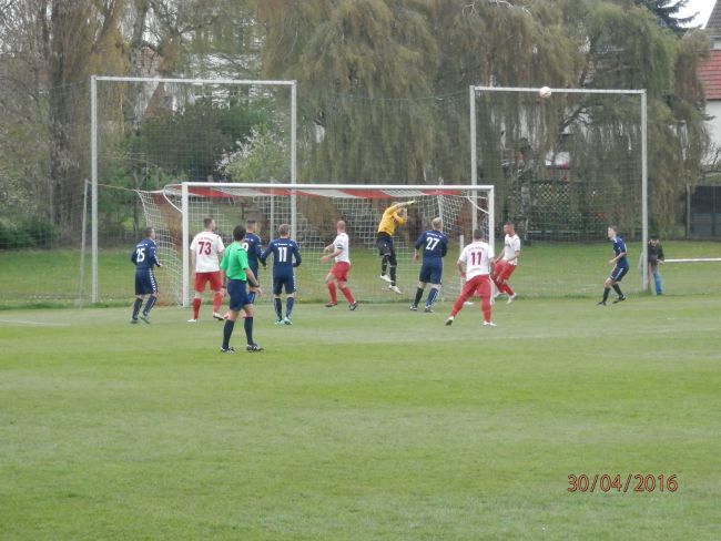 © TSG Warin | Warin mit nur sehr dürftigen spielerischen Offensivaktionen, kam in Hälfte Zwei, wie auf dem Foto nach eigenem Eckstoß, zumeist nur nach Standarts zu torgefährlichen Momenten