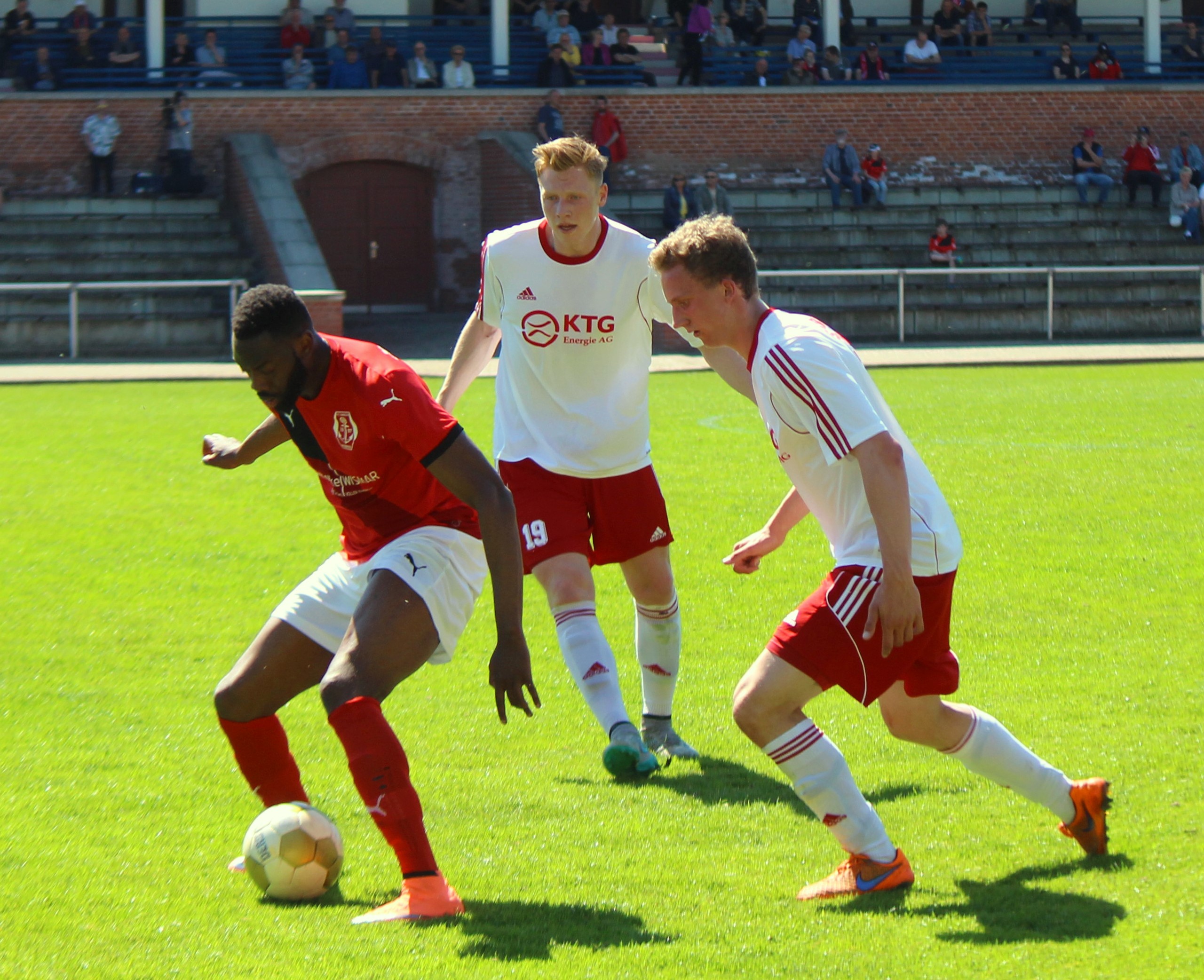 © Bernhard Knothe | Abdoul Baraka Traore im Zweikampf. Im Duell der beiden Aufsteiger siegte der FC Anker Wismar gegen Victoria Seelow mit 3:0