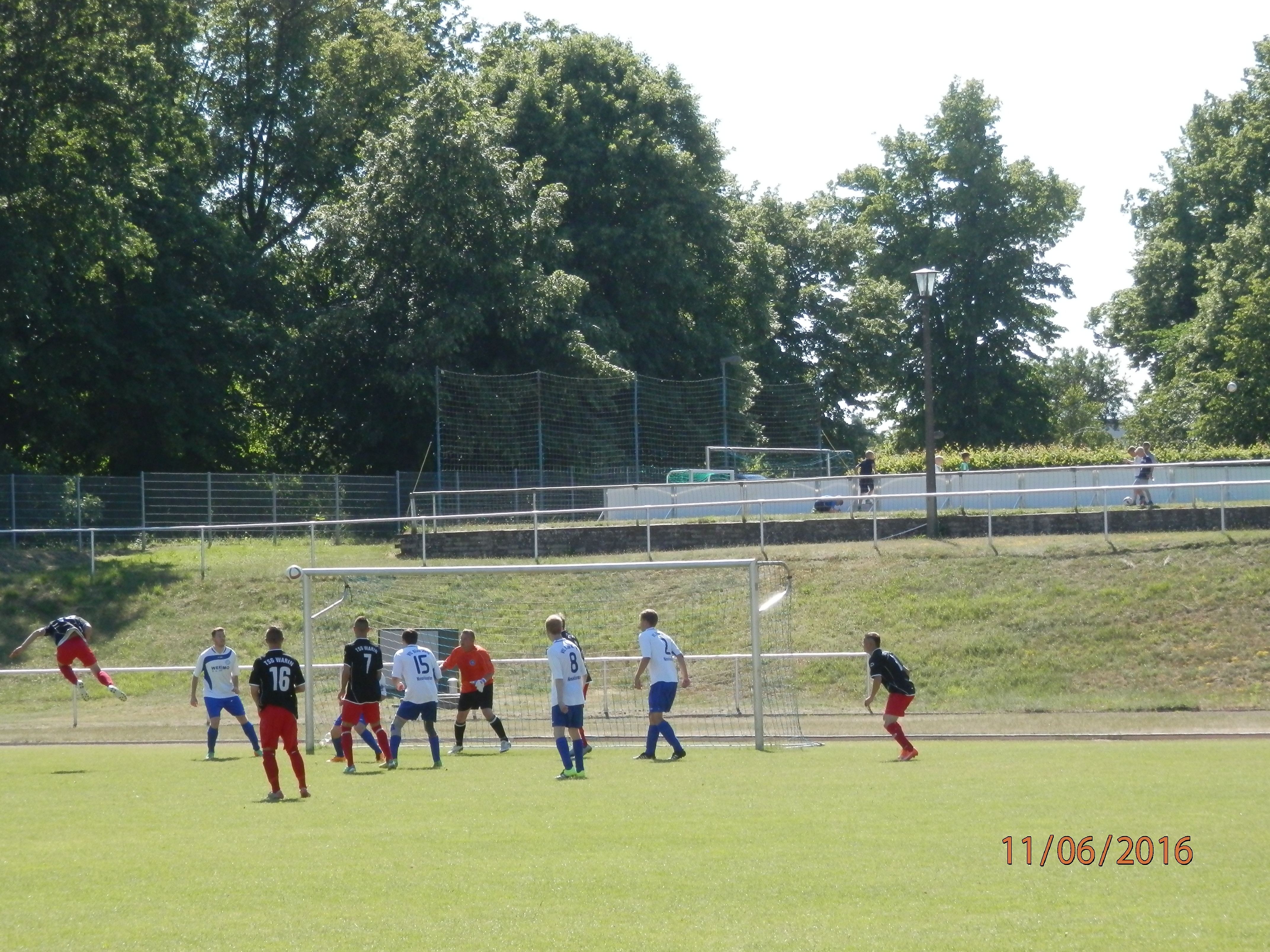 © Uwe Kolbusa Mit klasse Einsatz markierte "Matze" Schmidt ( am linken Bildrand akrobatisch in der Luft) per Kopfball den TSG Führungstreffer.