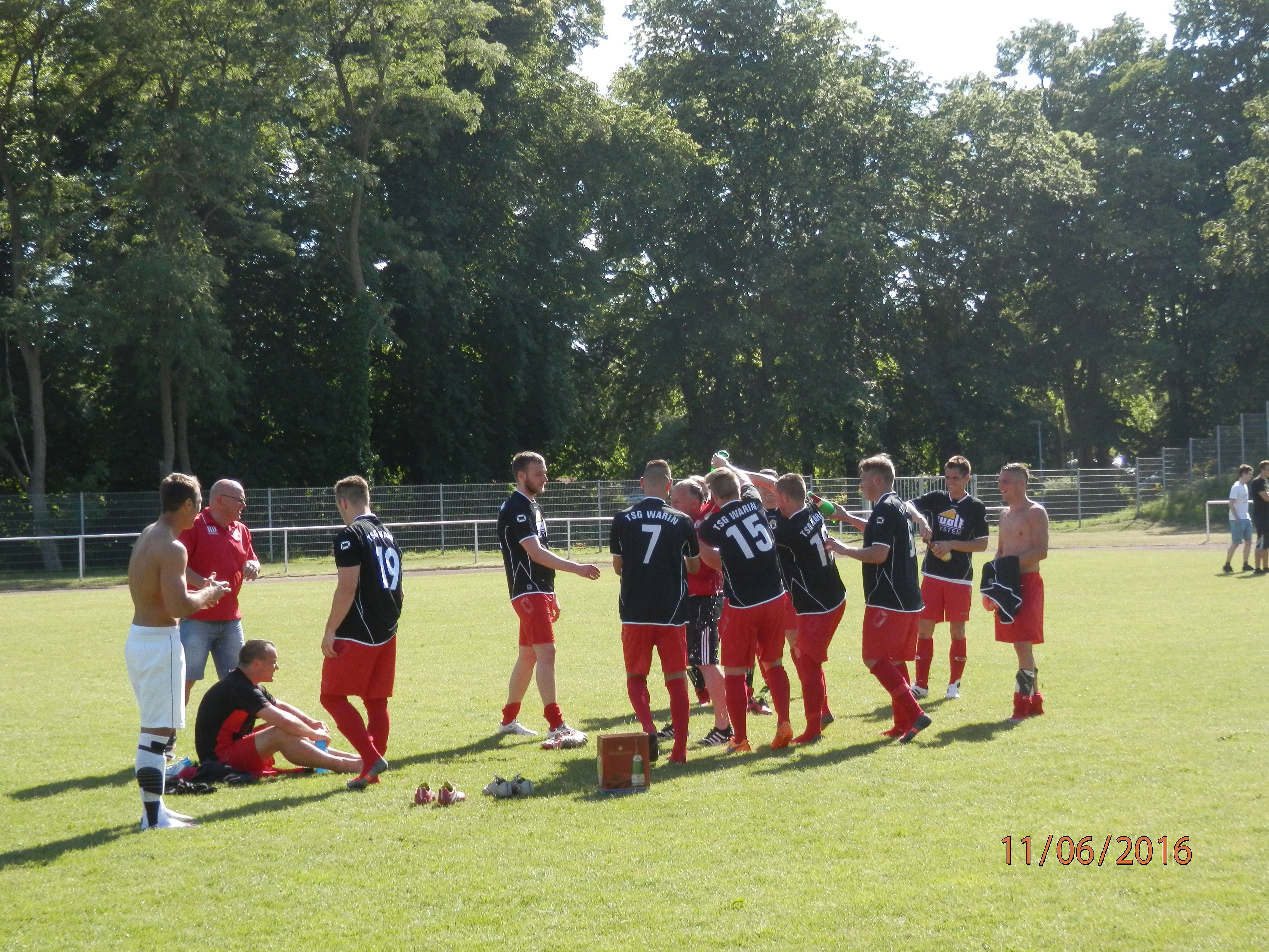 © Uwe Kolbusa Nach Spielende die überraschende Sektdusche für den Trainer.