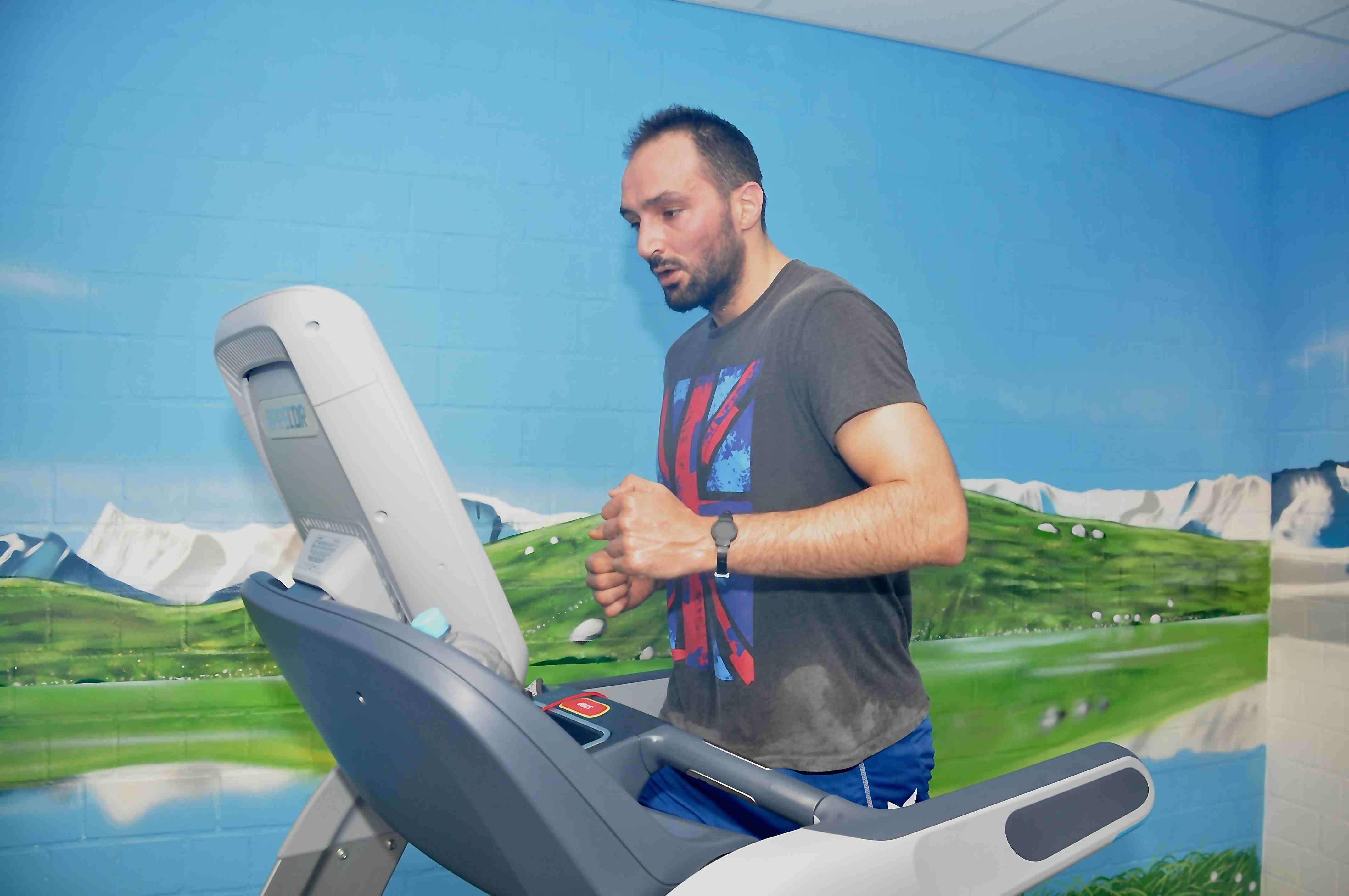 © Barbara Arndt | Laufen in Höhenluft: Kreisläufer Raki Marangko gehörte zu den ersten Handballstieren, die sich dem besonderen Ausdauertraining stellten