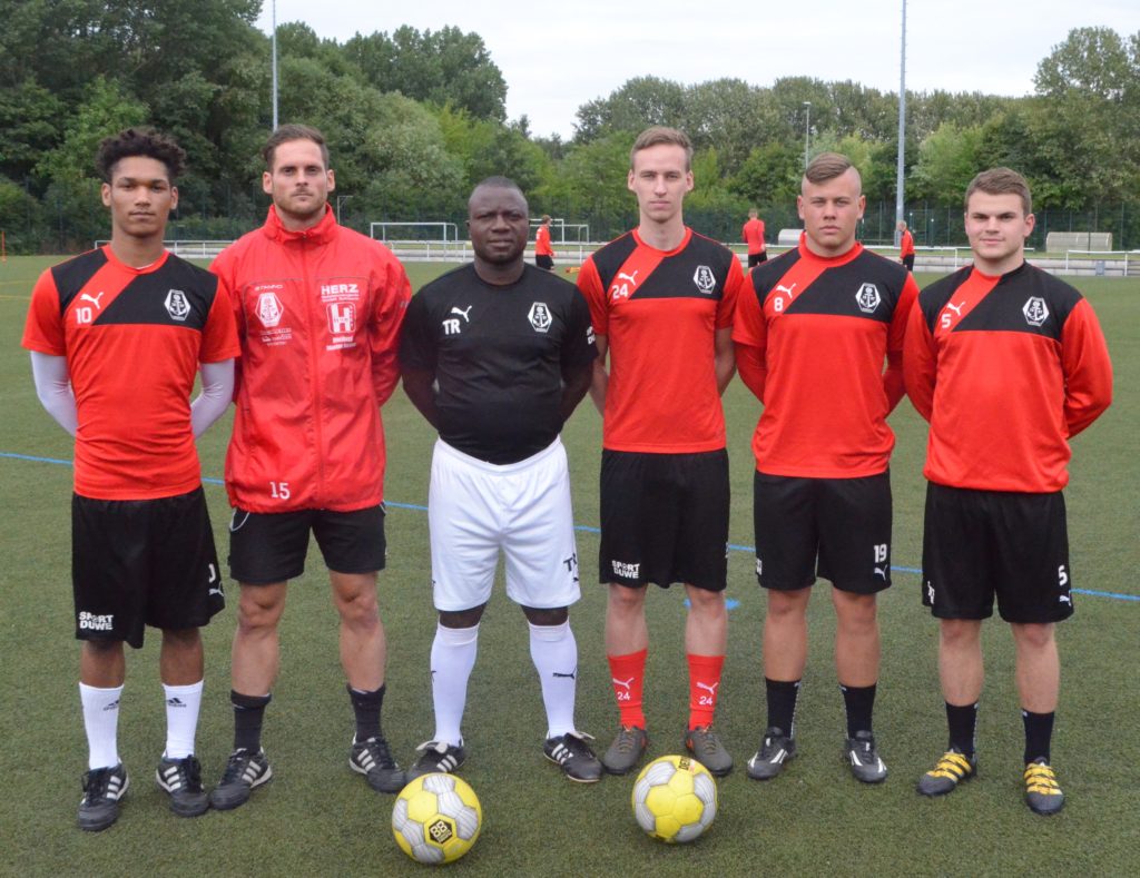 © Bernhard Knothe Sahid Wahab (27, NTSV Strand 08, vorher FC Schönberg 95), Andre Wenzel (28, FC Anker Wismar II), Trainer Christiano Dinalo Adigo, Tom Ney (21, Abwehrspieler,  Burger SC), Marlo Weber (18, Mittelfeld),  Marcel Ottenbreit (19, Abwehr, beide A-Junioren Regionalliga Nord,  TSV Havelse) 