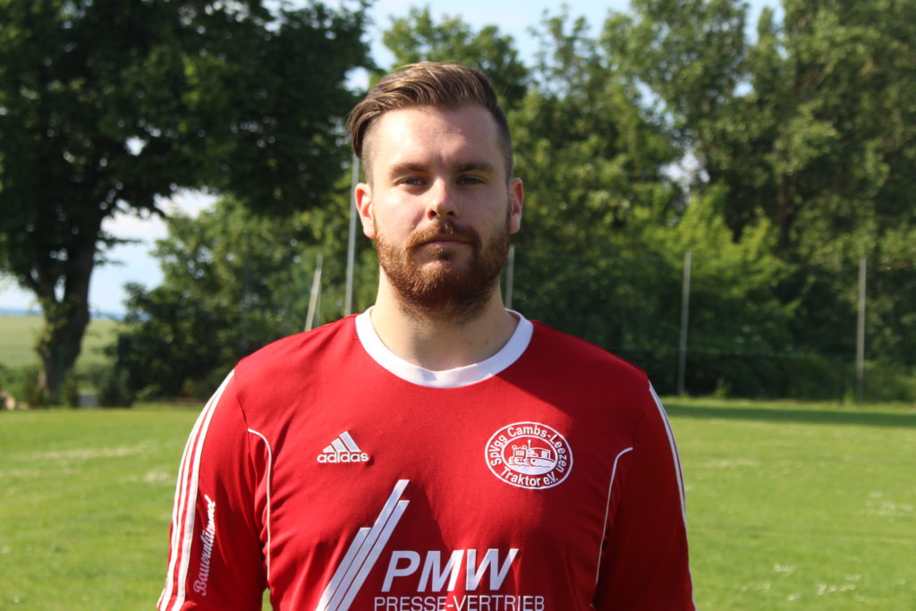 © Franziska Vorbeck Neuzugang Nr.1 ist Henning Tillack (26 Jahre), er kommt vom FCM II zu uns und bringt einiges an Erfahrung mit. So spielte er schon mit dem damaligen FC Eintracht und dem Schweriner SC in der Verbandsliga. Henning ist vorwiegend im defensiven Mittelfeld zu Hause, ist aber trotzdem vielseitig einsetzbar.
