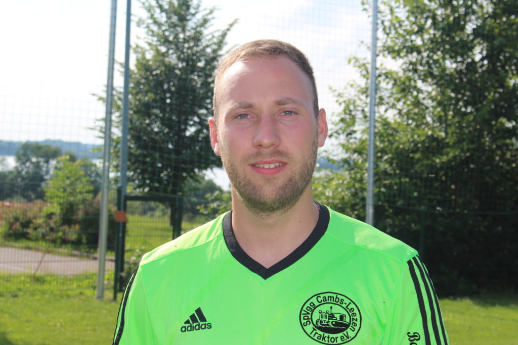 © Franziska Vorbeck Neuzugang Nr. 3 ist Rick Packheiser (23 Jahre). Rick kommt aus dem Sachsenland, spielte dort für Beilrode und mit Gastspielgenehmigung beim SV Sukow, wo der Stürmer durch seine Spielweise und Torgefahr auffiel und jetzt in Leezen den nächsten Schritt in seiner Entwicklung gehen möchte.