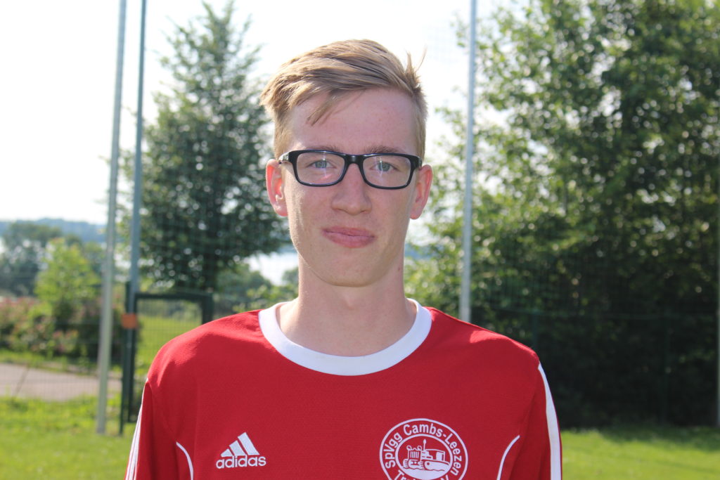 © Franziska Vorbeck Neuzugang Nr. 2 ist Chris Ebener (23 Jahre). Auch Chris kommt vom FCM II und spielte bislang ebenfalls für den FCM und den FC Eintracht Schwerin. Der gut ausgebildete Offensivspezialist ist ein feiner Techniker und gerne mal für ein Freistoßtor zu haben.