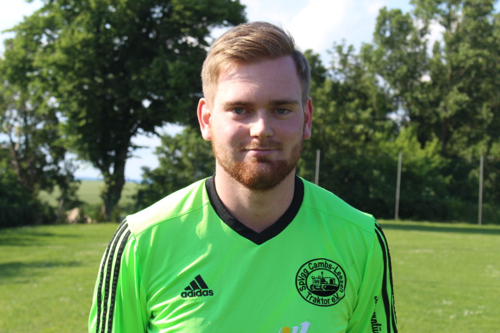 © Franziska Vorbeck Neuzugang Nr. 4 ist Timon Brickwedde (19 Jahre). Timon kommt vom MSV Pampow zu uns, er gehörte zum erweiterten Verbandsliga-Kader und sammelte dort Erfahrungen. Auch er wurde beim FC Mecklenburg ausgebildet und durchlief dort die Nachwuchsmannschaften. Timon ist mit Zug zum Tor in der Offensive vielseitig einsetzbar.