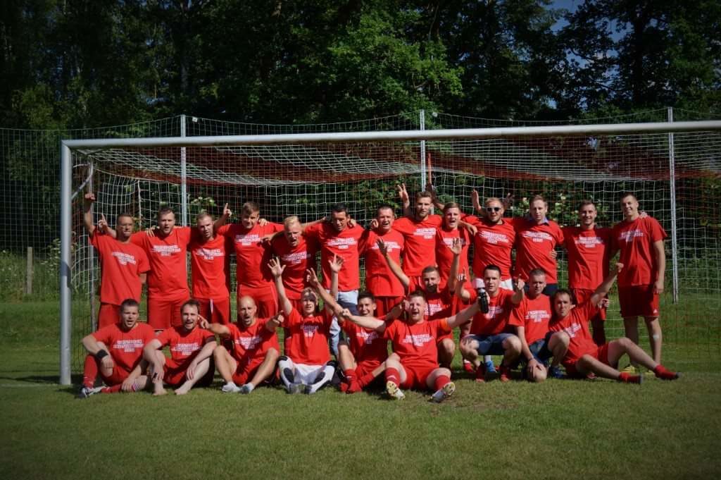 ©  U.Kolbusa |   Die gesamte Wariner Mannschaft nach Spielende im Aufstiegstrubel.