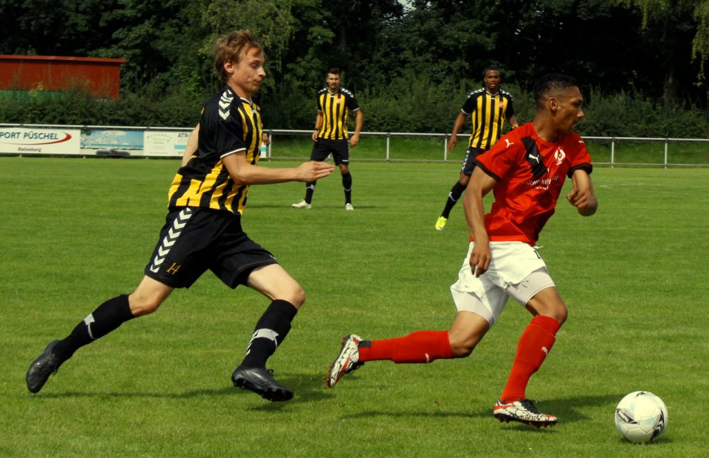 © Andreas Knothe Neuzugang Sahid Wahab enteilt hier seinem Gegenspieler. Der Stürmer hatte im ersten Durchgang die Möglichkeit zur Führung. Am Ende unterlag der FC Anker Wismar dem Regionalligisten SV Eichede mit 0:2.