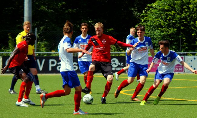 © Andreas Knothe | Alexander Rahmig im Zweikampf beim Spiel gegen den Oldenburger SV (2:0). Beim ersten Krämercup des TSV Pansdorf sicherte sich der FC Anker Wismar mit drei Siegen den Turniersieg