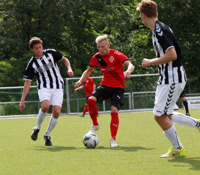 © Andreas Knothe | Dennis Martens behauptet hier den Ball gegen seinen Pansdorfer Gegenspieler. Beim ersten Krämercup des TSV Pansdorf sicherte sich der FC Anker Wismar mit drei Siegen den Turniersieg