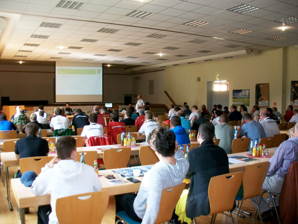 ©KFV Westmecklenburg Das Auditorium im „lütt pütt“ in Dargelütz war gut gefüllt. Insgesamt stehen dem Kreisfußballverband 146 Referees für die laufende Spielzeit zur Verfügung.