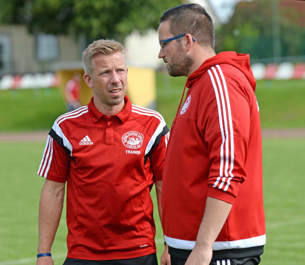 © Dietmar Albrecht Trainer und Torhüter tüfteln über die Spielstategie 