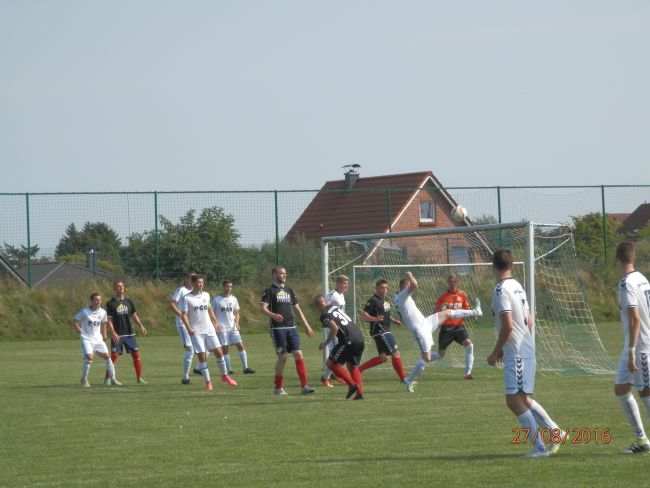 &opy; U.Kolbusa | Nur allzu selten kamen die Wariner in Dassow zu torgefährlichen Aktionen im gegnerischen Strafraum.. Auch hier konnten die in weiß spielenden hoch gewachsenen Gastgeber noch rechtzeitig vor den TSG Akteuren Stapelmann, Aumann, Brandenburg klären. 