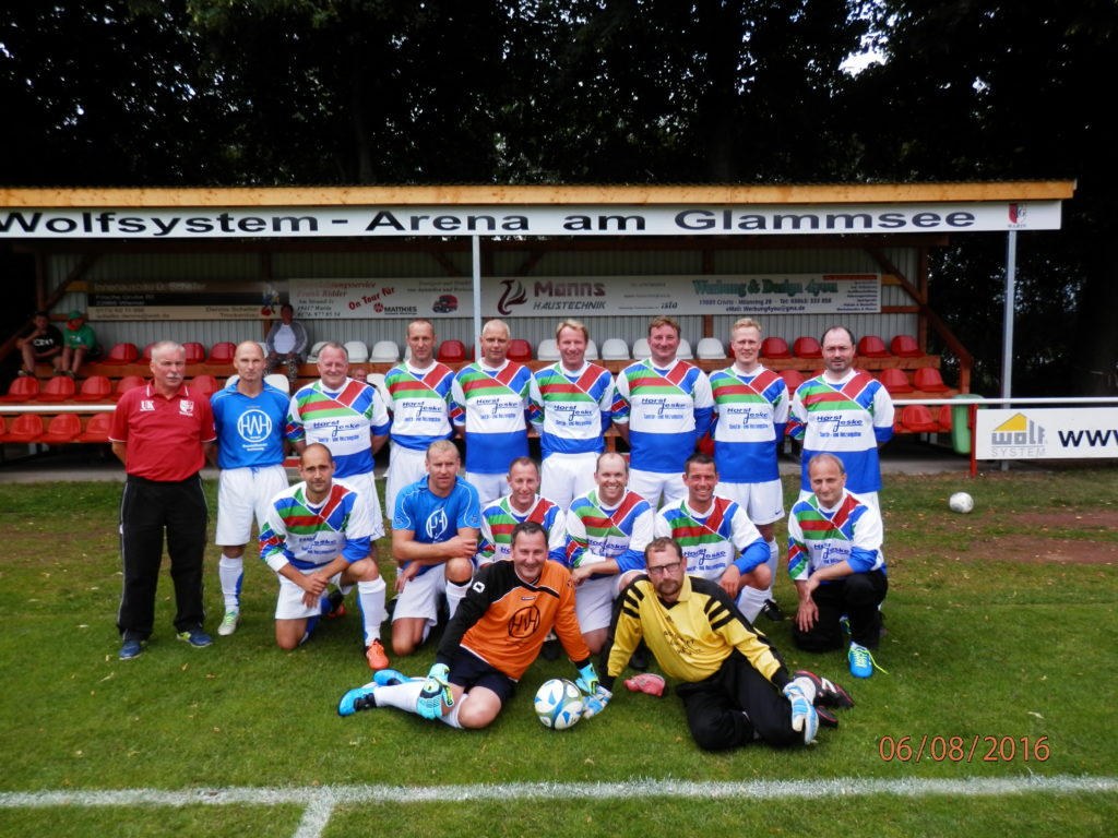 © Uwe Kolbusa Von links vorn, die beiden Torhüter Mathias Baustian und Thomas Junghans. In der Mitte v.l. Christoph Habl, Lars Rehmann, Marko Schreiber, Thomas Nedel, Marco Prüter, Bernd Fröhnel. Von links hinten Trainer Uwe Kolbusa, Olaf Preidel, Frank Ridder, Marco Chciuk, Enrico Teglas-Lüht, Maik Grattke, Stefan Schwarz, Andre Käber, Maik Schönfeld.