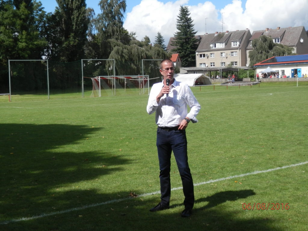 © Uwe Kolbusa  Der Vertreter der Wolf System GmbH, Thorsten Westphal mit einer kleinen Ansprache.