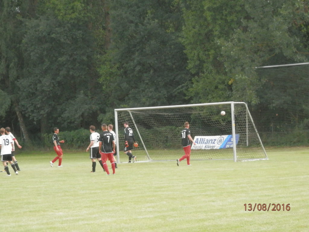 © Uwe Kolbusa Eine der etlichen vergebenen Torchancen vom vergangenen Spieltag in Eldena. Mit Enttäuschung in den Gesichtern registrieren hier die Wariner (Schwarz-Rot) im gegnerischen Strafraum, das der Ball abermals nicht im Ziel landete. 