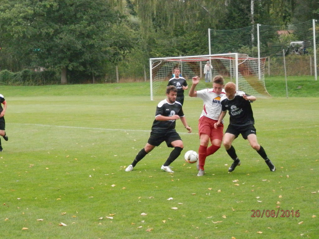 © Uwe Kolbusa In einer zeitweise sehr umkämpften Partie, hier der zweifache Wariner Torschütze Hannes Brandenburg (mitte), gegen gleich zwei Lübzer Gegenspieler, sahen die knapp 100 Zuschauer, auch ein technisch recht anspruchsvolles Landesligaspiel.