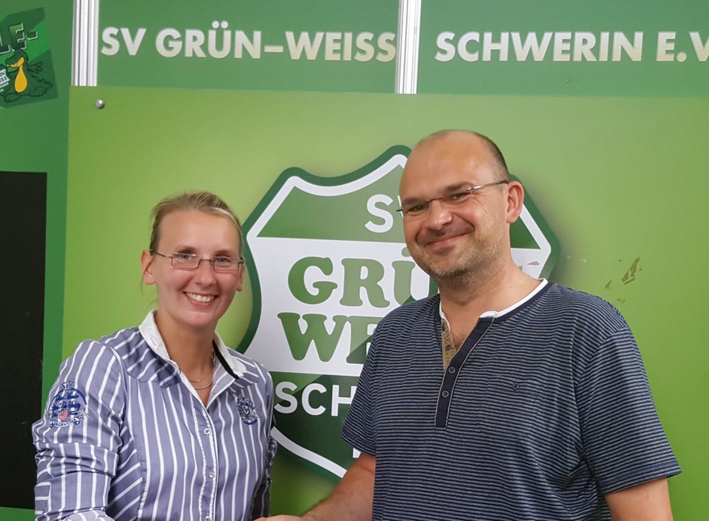 © SV Grün Weiß Schwerin Gunnar Bast(r.) der Sohn vom ehemaligen DDR Fußballoberligaspieler Rüdiger Bast verlängert mit Wendy Künzel