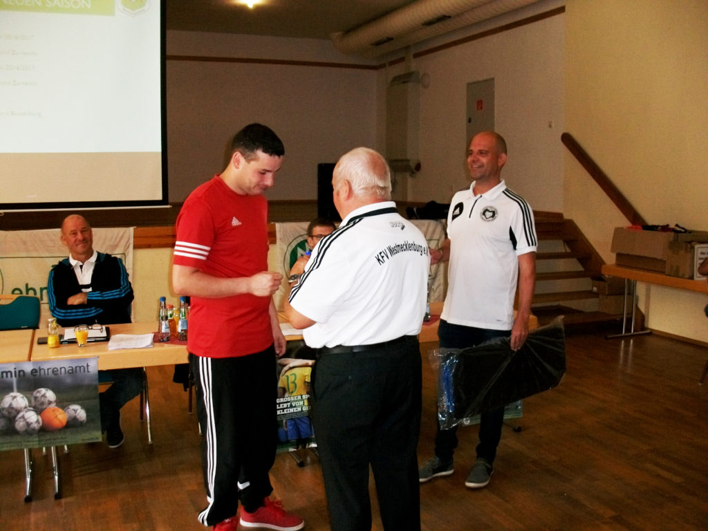 © KFV Westmecklenburg Der Unparteiische Marcel Reibe (li.) hatte doppelten Grund zur Freude: Er schaffte den Aufstieg in die Landesklasse und wurde als „aktivster Schiedsrichter“ der vergangenen Saison im Kreis ausgezeichnet. Die Ehrung nahmen der KFV-Vorsitzende Wolfgang Gottschling (m.) und Tino Männer vor, 1. Stellv. Schiedsrichterobmann.