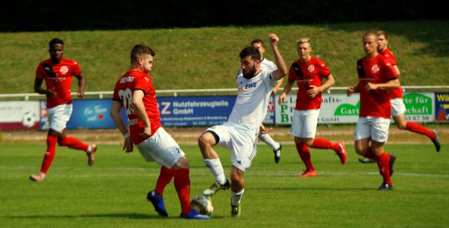 © Andreas Knothe | Franz Walther Schlatow im Zweikampf. Dem Ankerspieler gelang im dritten Spiel für den FC Anker Wismar sein viertes Saisontor. Am Ende trennten sich die Hansestädter 2:2 vom FC Strausberg