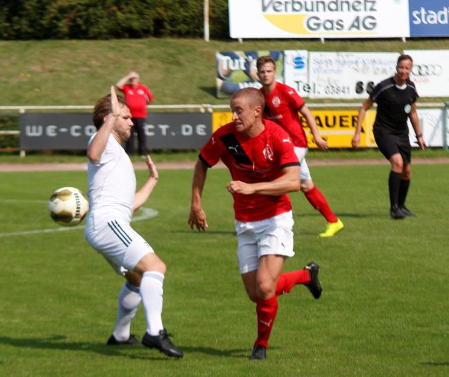 © Andreas Knothe | Khasan Dzhaukhar läuft an seinem Gegenspieler vorbei. Am Ende trennte sich der FC Anker Wismar vom FC Strausberg 2:2.